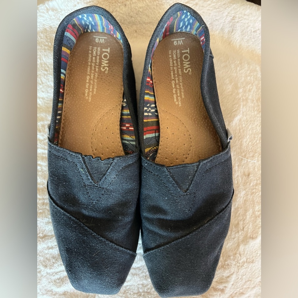 Size 9 Black Toms loafer